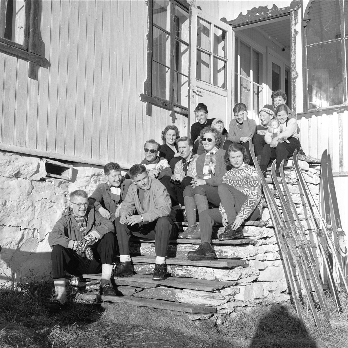 Påske på Hjerkinn fjellstue, feriegjester på trappa, Dovre, Hjerkinn, 1959.