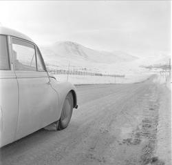 Hjerkinn fjellstue, bil på veien, Dovre, Hjerkinn, mars 1959