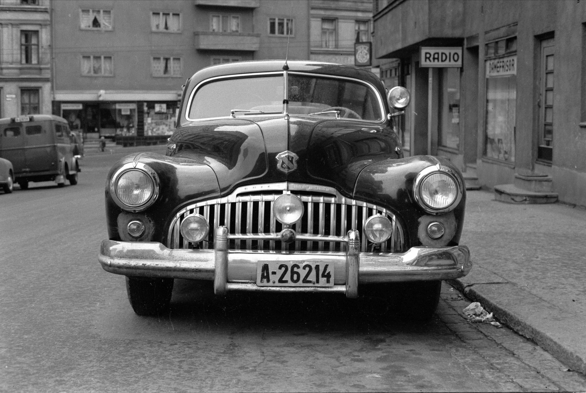 Bil av typen Buick 1946 parkert i bygate i Oslo i 1955.