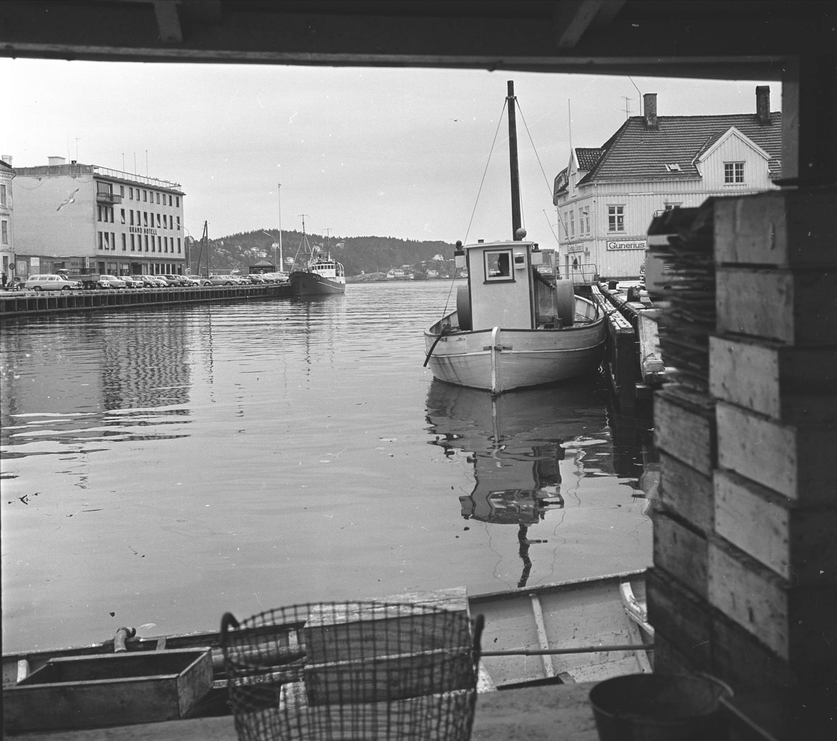 Arendal. Havneparti fra Fiskebryggen, Tyholmen med Pollen og Langbryggen.