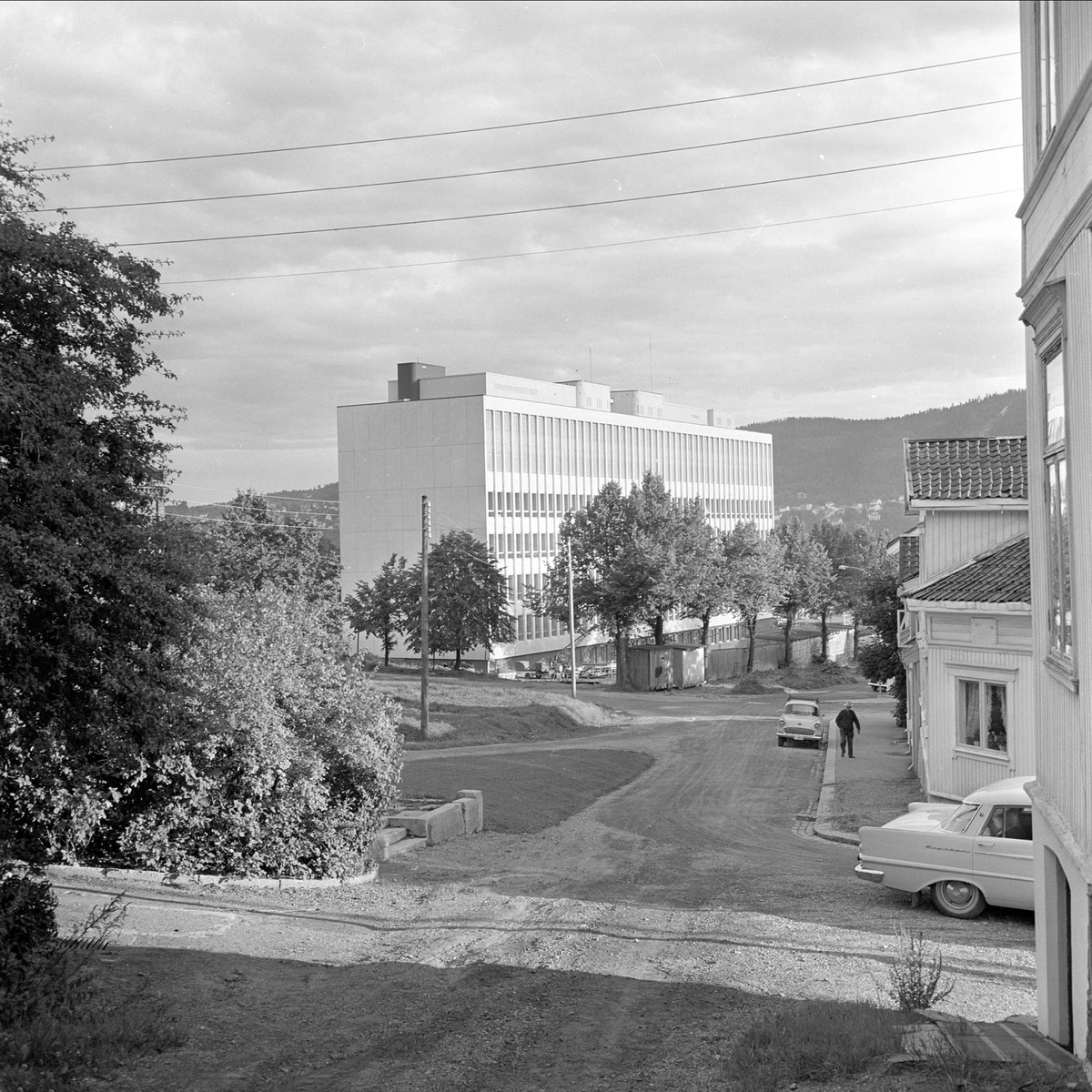 Drammen, august 1962. Drammensdagen. Bygninger, biler og park.