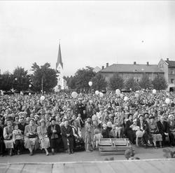 Hamardagen, 23.08.1954. Tilskuere foran scene. Hamar Domkirk