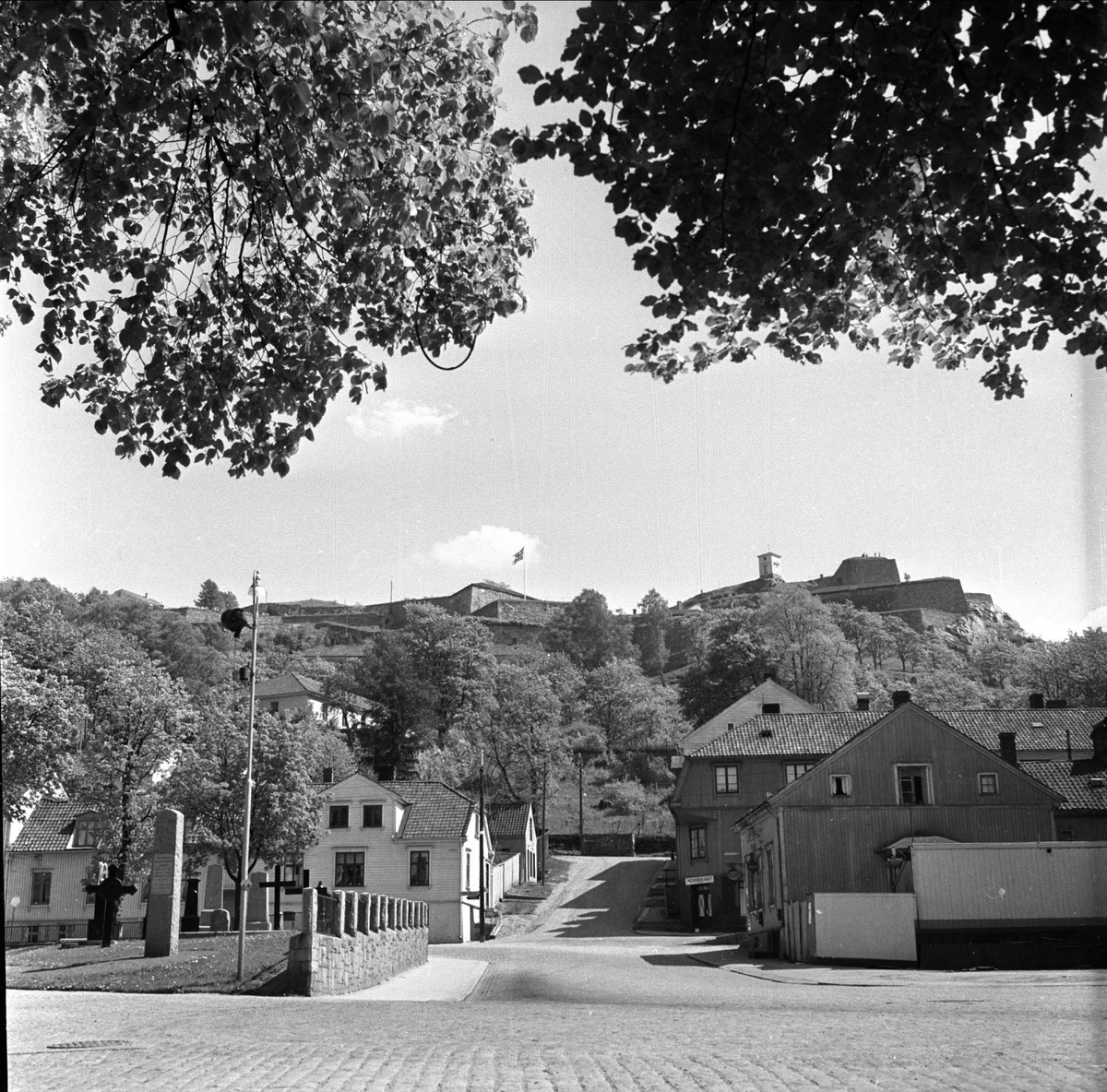 Fredriksten Festning, Halden by med festningen i bakgrunnen, Halden, 17.03.1956.