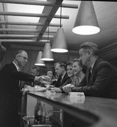 Servering i baren på Røros høyfjellshotell i 1959. Hovmester