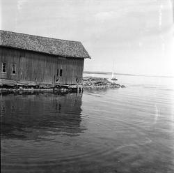 Åsgårdstrand, mai 1950, båthus ved vannet.
