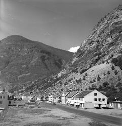 Årdal, 28.08.1955, oversiktsbilde, fjell i bakgrunnen.