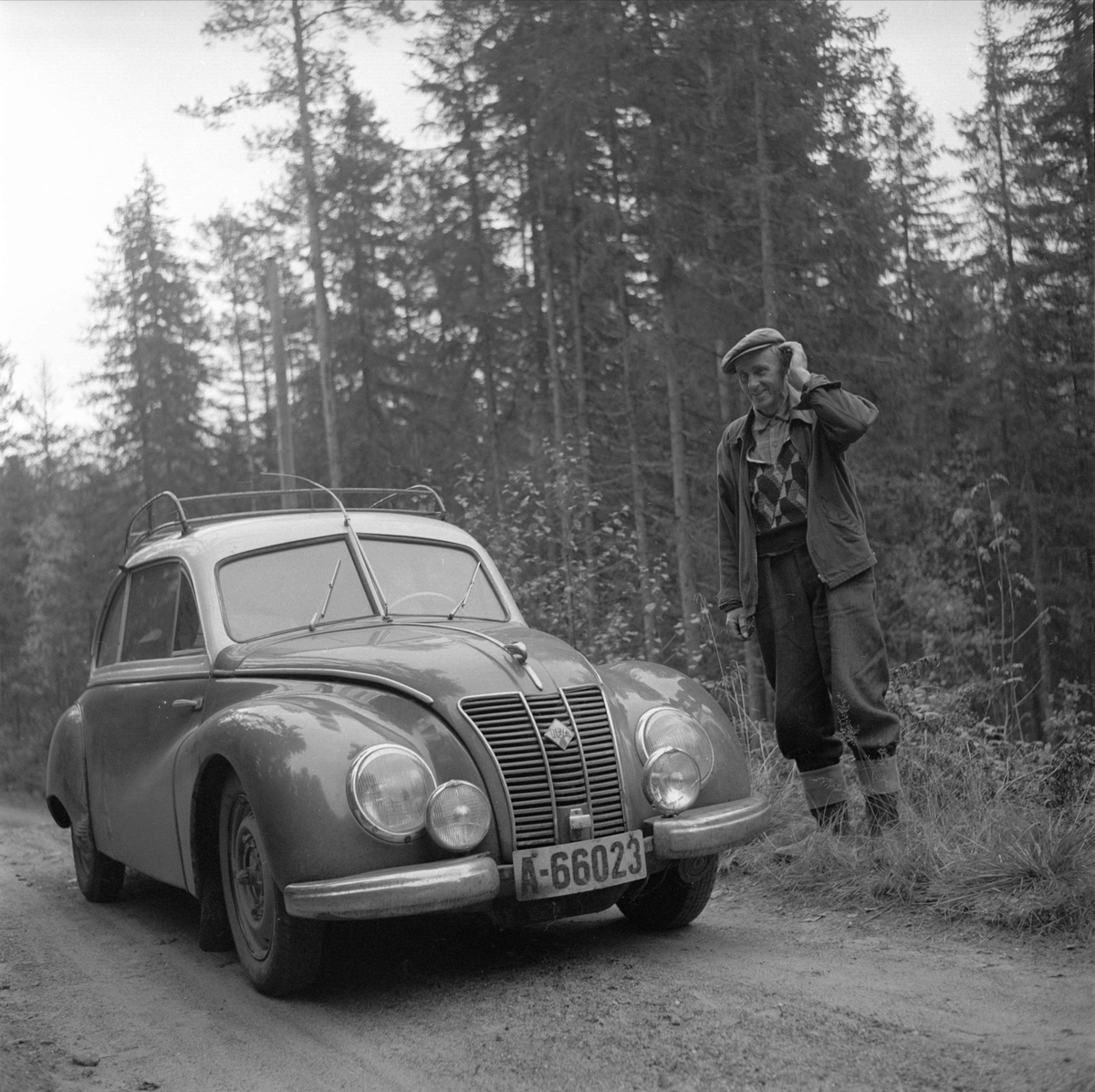 Hovin, Telemark, 1956. Den poststreikende Fossobygda. Mann og bil.