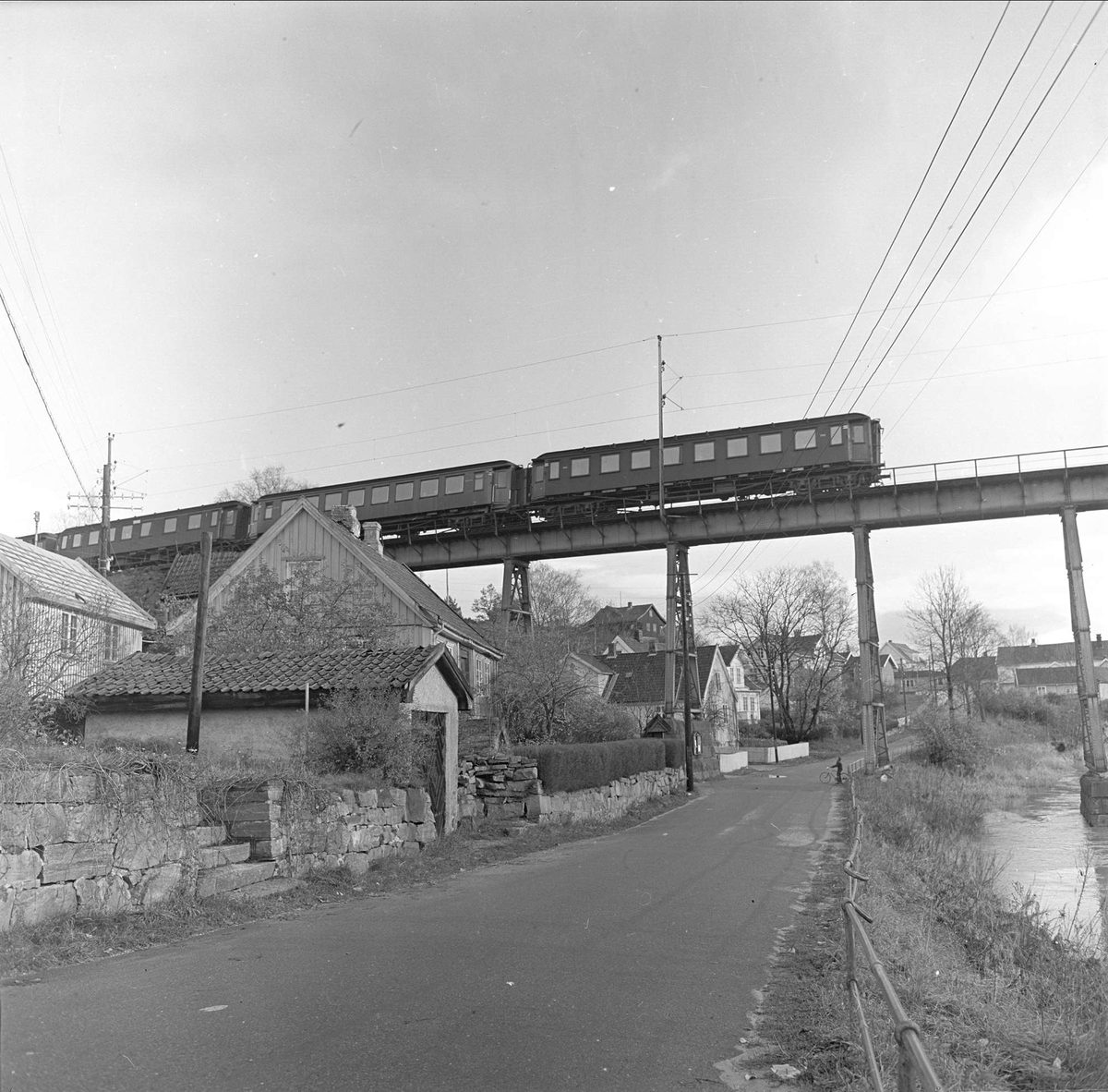 Hølen, Vestby, Akershus, 1961. Bebyggelse med jernbanebru, tog passerer ...