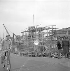 Porsgrunn, Telemark, 19.04.1956. Brubygging og syklist.