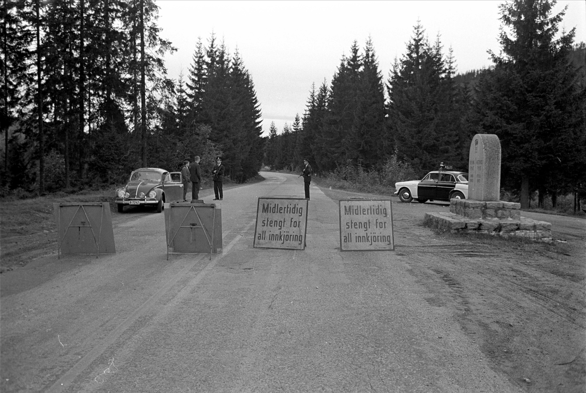Forbryterjakten på Grua-Roa, Lunner, 12.09.1963. Veiblokkade.