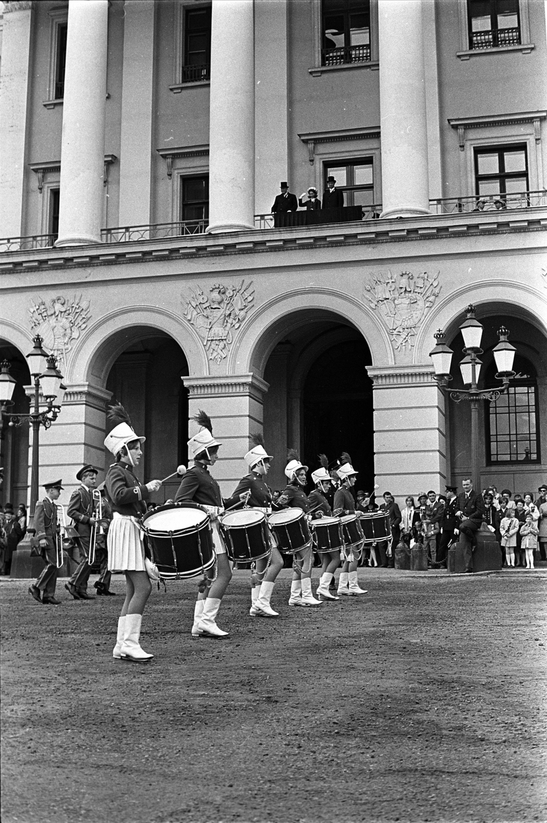 Fra Oslo, 17.05.1968. En rekke trommeslagere passerer balkongen med de kongelige på 17. mai.
