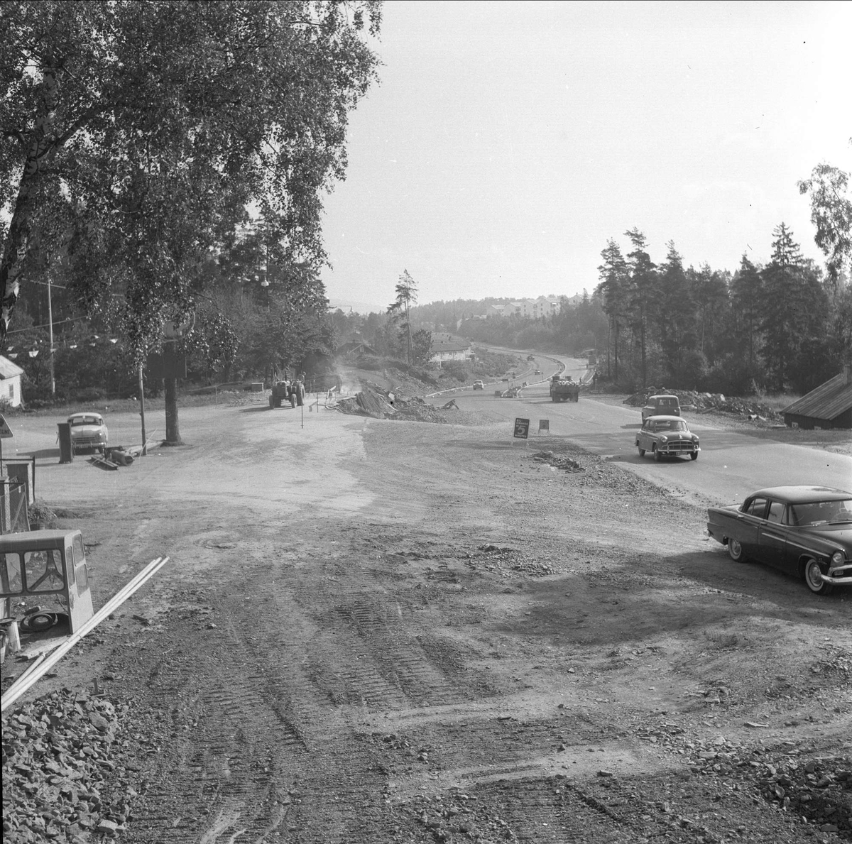 Drammensveien, 21.08.1958. Landskap med vei og biler.