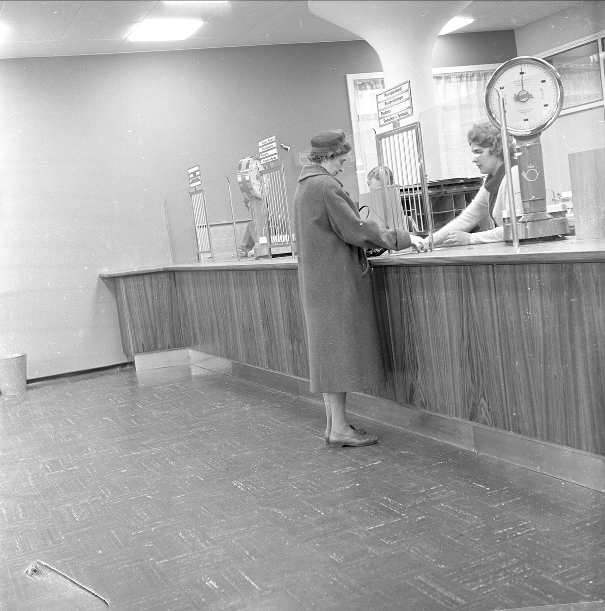 Skillebekk, Oslo 06.11.1960. Postkontor. Interiør med kunde.