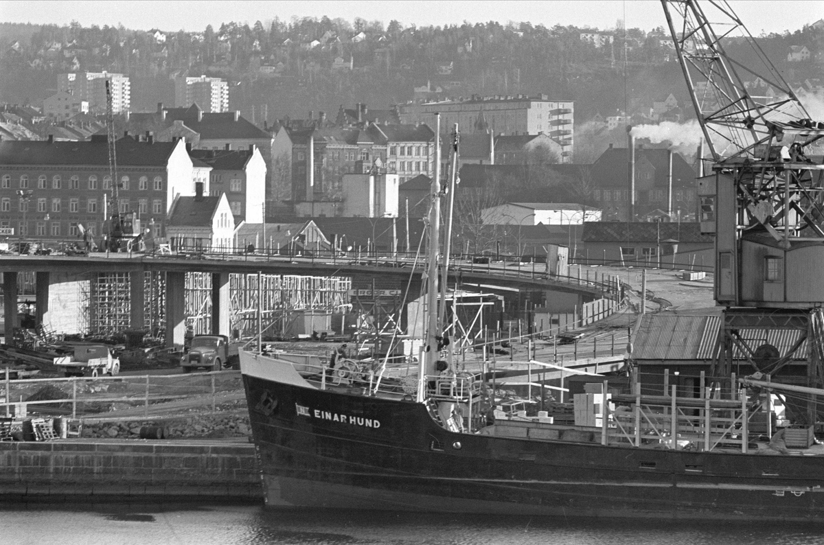 Fra Oslo november 1966. Skip ligger til kai i nærheten av byggearbeidene på trafikkmaskinen i Bispegaten.