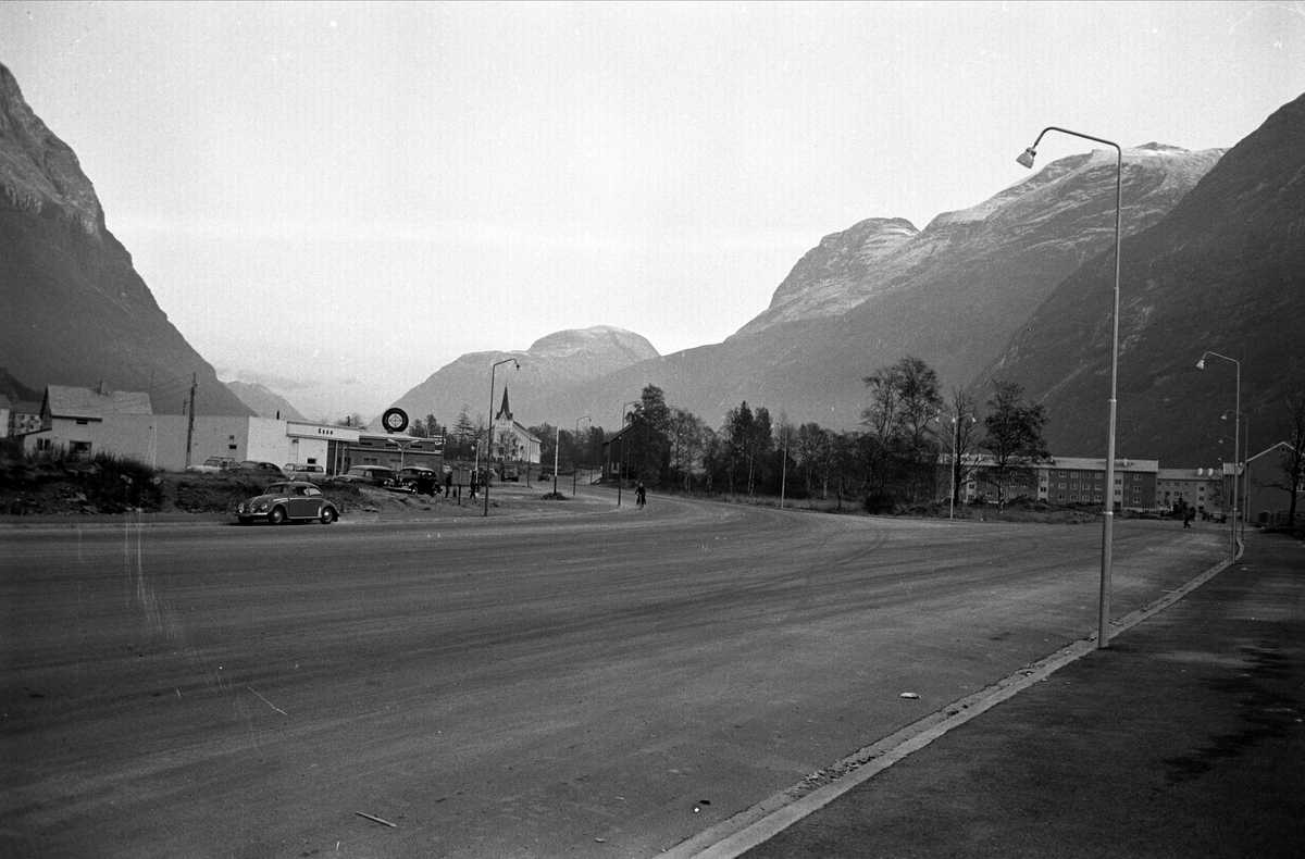 Fra Sunndalsøra, Sunndal. 05.11.1960. Landevei med en Esso stasjon. Kirke i bakgrunnen.