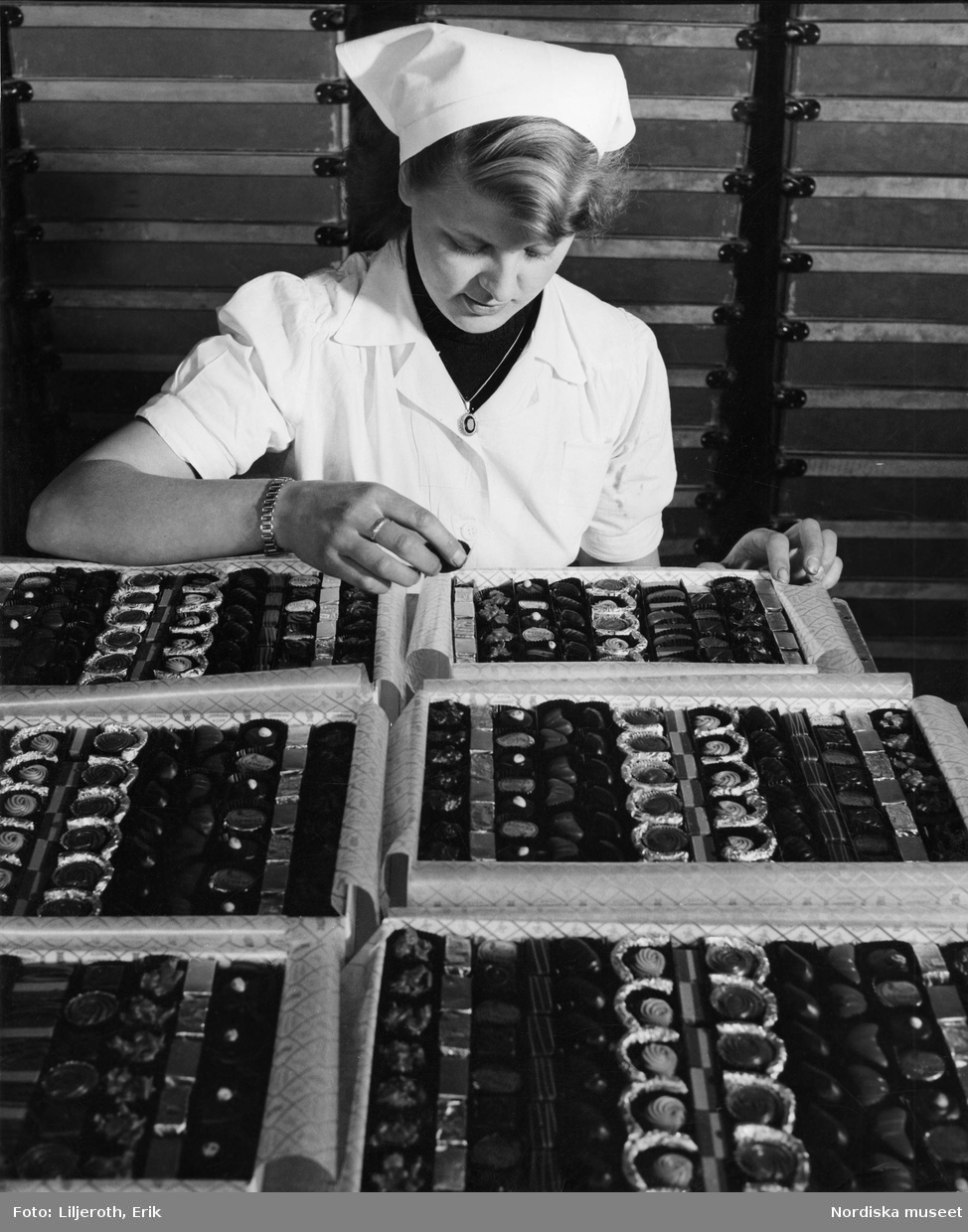 Flicka paketerar choklad på AB Kalmar Chokladfabrik