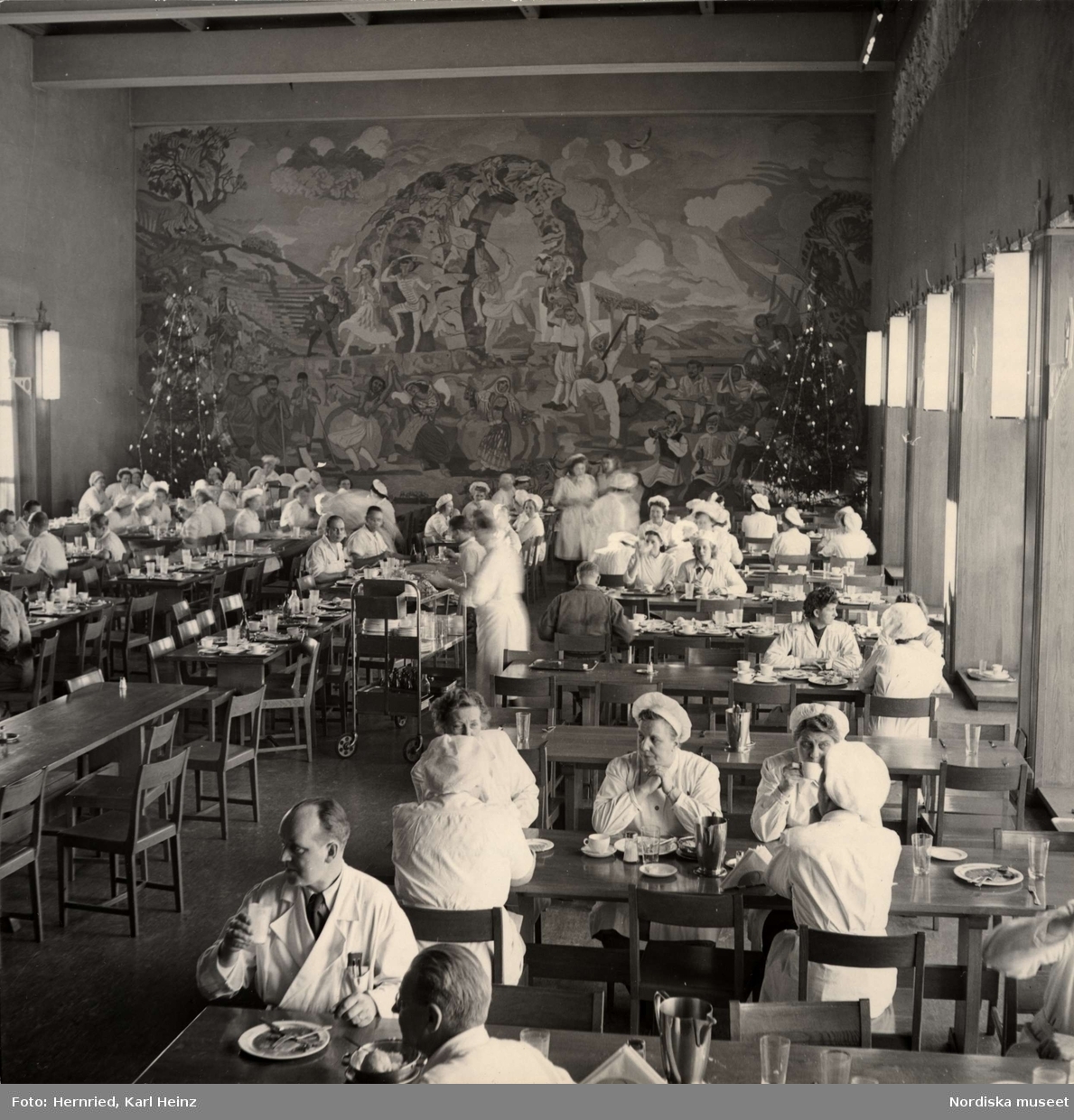 Marabou chokladfabrik, Sundbyberg. Livsmedelsindustri. Personalmatsal med stor fondmålning, "Komedi och idyll" av Hilding Linnqvist (avtäckt 1939).