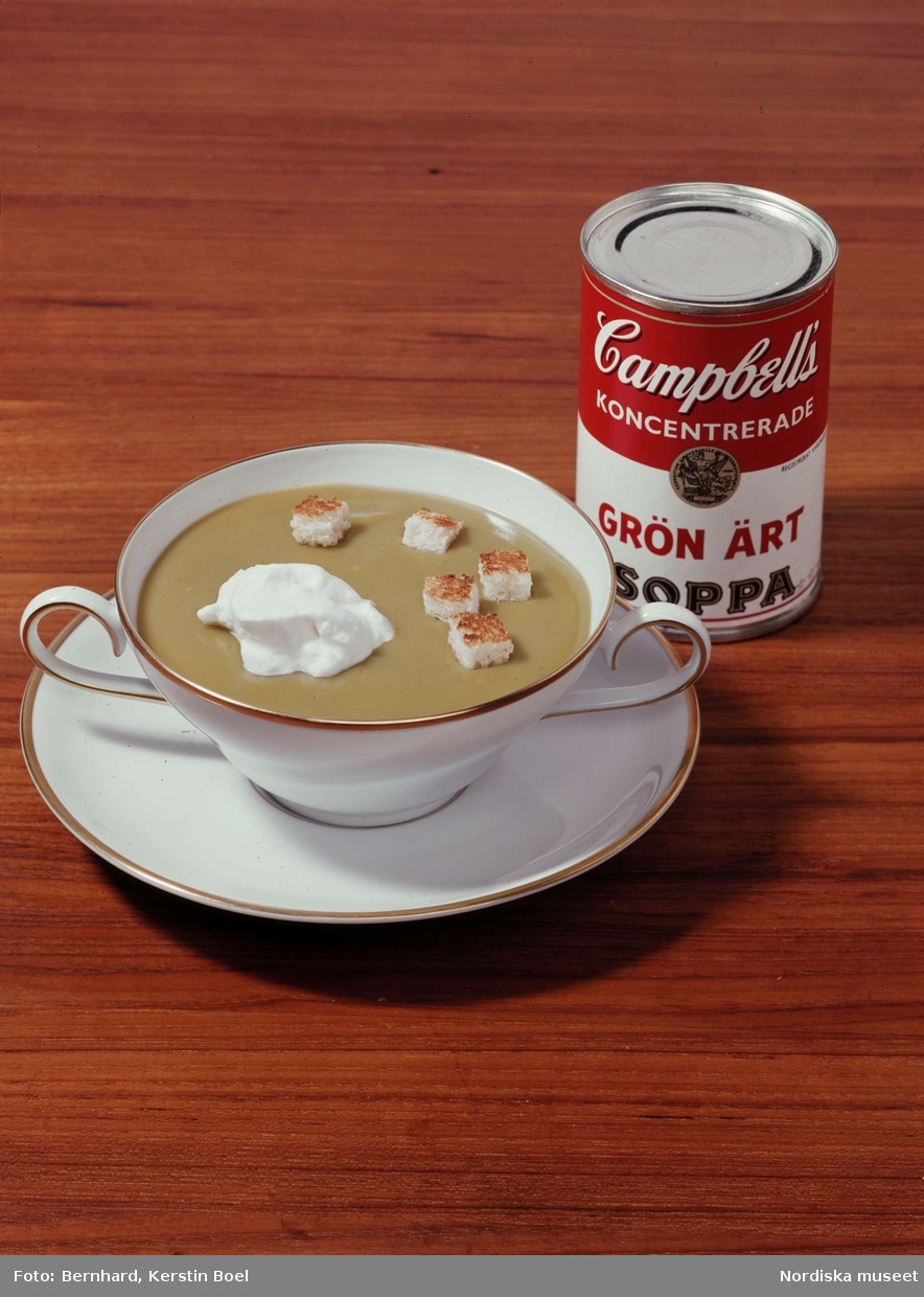 Campbells gröna ärtsoppa, konservburk. Soppan upplagd i soppskål.