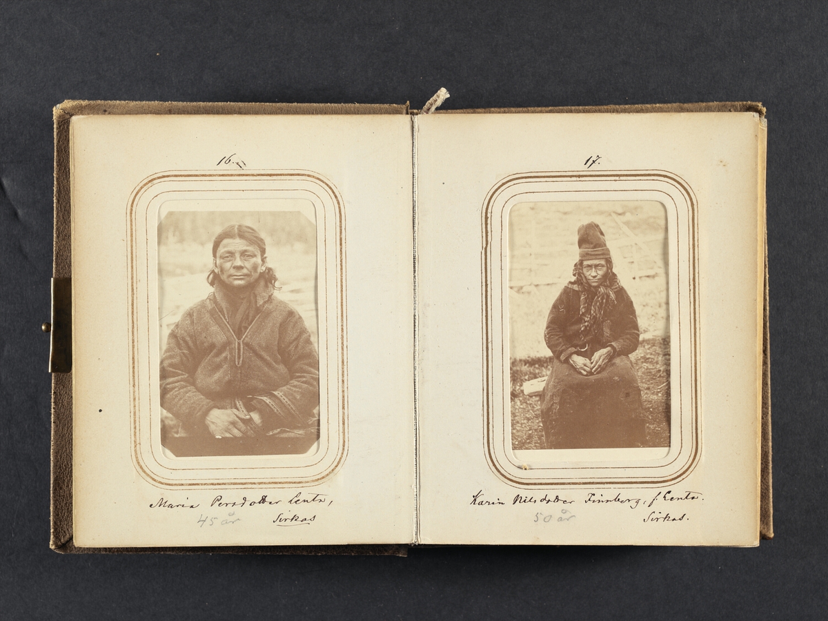 Porträtt av Maria Persdotter Länta, 45 år, Sirkas sameby. Ur Lotten von Dübens fotoalbum med motiv från den etnologiska expedition till Lappland som leddes av hennes make Gustaf von Düben 1868.