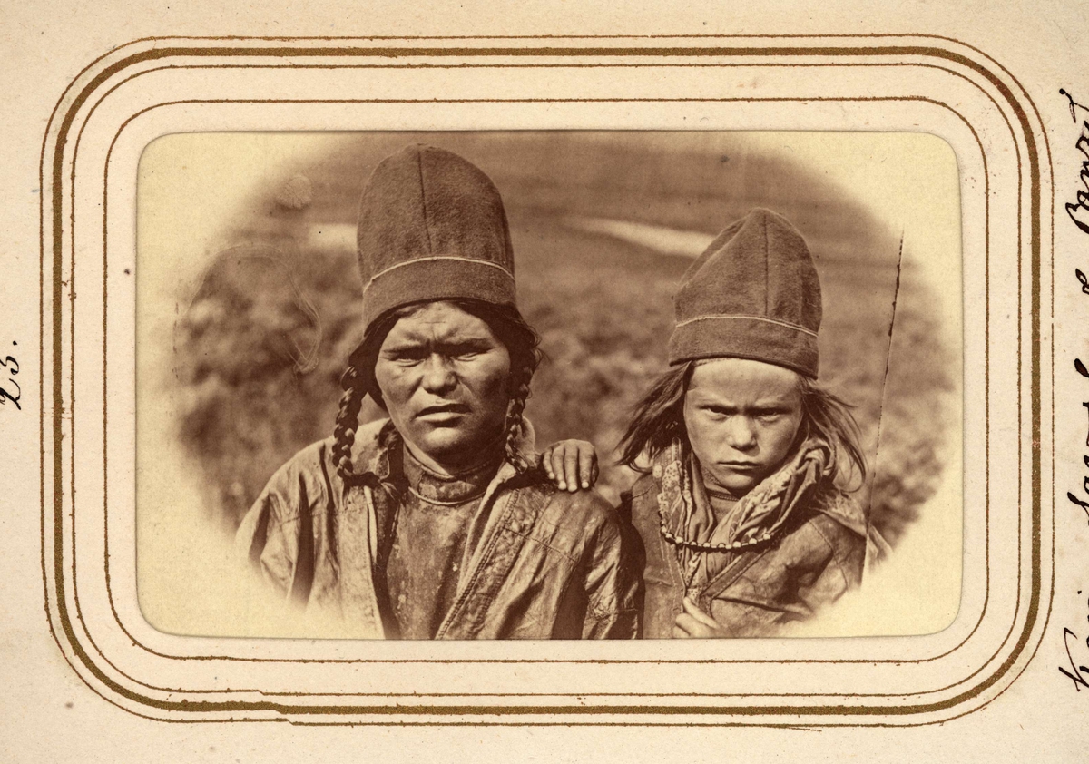 Änkan Karin Savalo f. Pantsi med dottern Inga, Tuorpons sameby.Ur Lotten von Dübens fotoalbum med motiv från den etnologiska expedition till Lappland som leddes av hennes make Gustaf von Düben 1868.