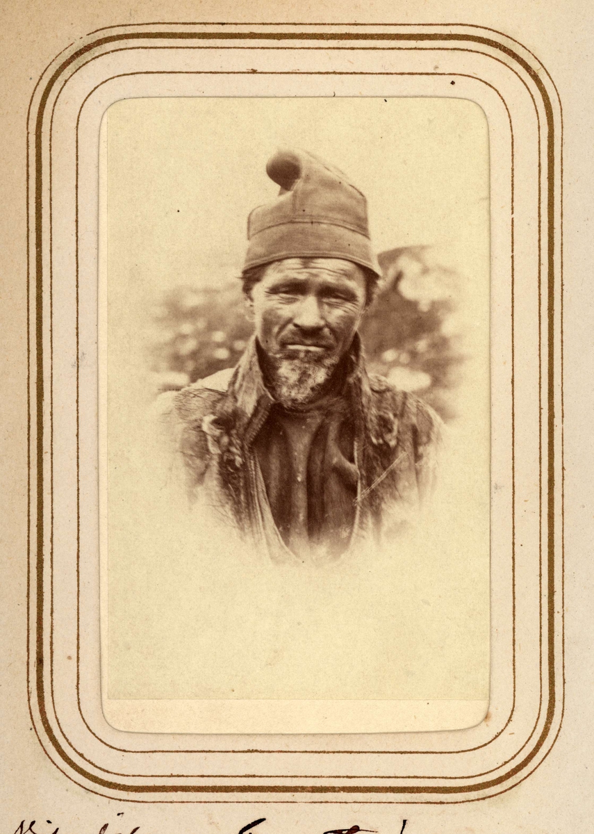 Porträtt av Nils Johan Granström, 60 år, Tuorpons sameby, Jokkmokks sn. Ur Lotten von Dübens fotoalbum med motiv från den etnologiska expedition till Lappland som leddes av hennes make Gustaf von Düben 1868.