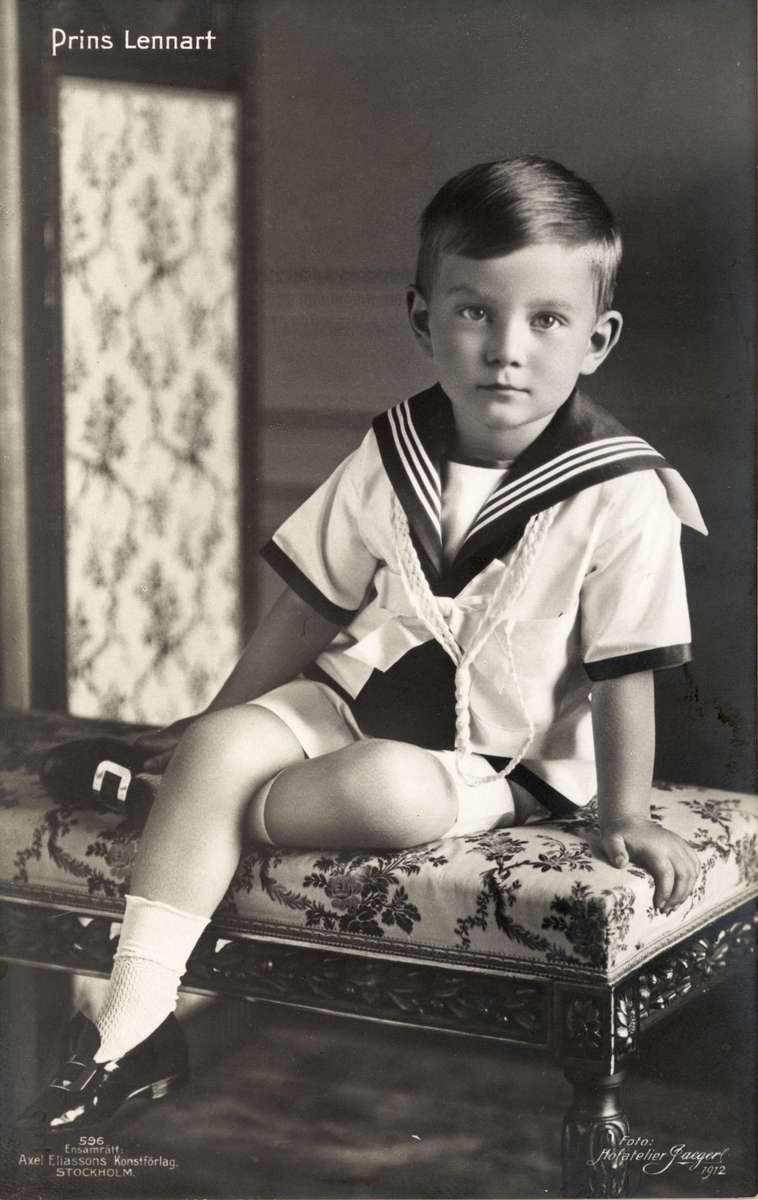 Prins Lennart, iklädd sjömanskostym, sitter på en stol.