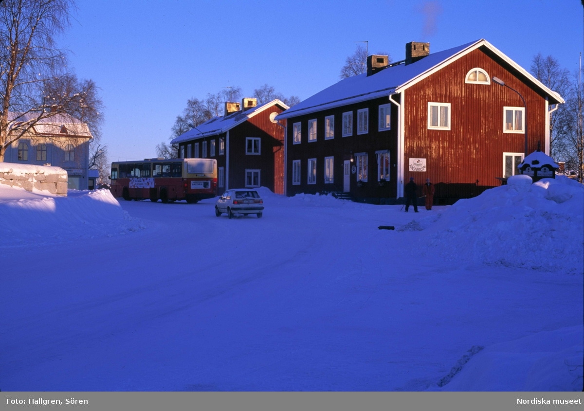 Gammelstad, Luleå, Norrbotten. Vinter, buss stannar utanför "Knoppen" konstverkstad.