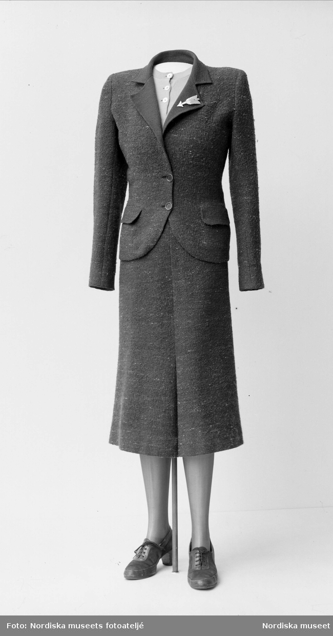 Dammode. Brun dräkt i yllejersey inköpt på Nordiska kompaniet, Stockholm, 1937. Modell från Molyneux, tyg från Rodier, Paris.  Inv.nr. NM.0232832.