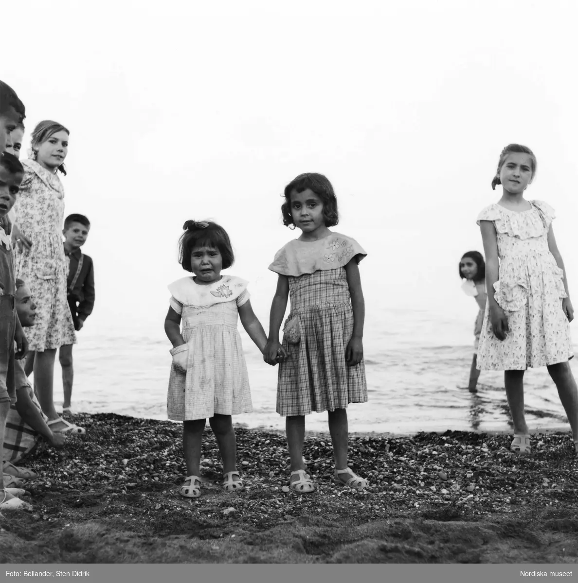 Fiskeby utanför Torremolinos, Spanien. Barn på stranden. En liten flicka gråter.