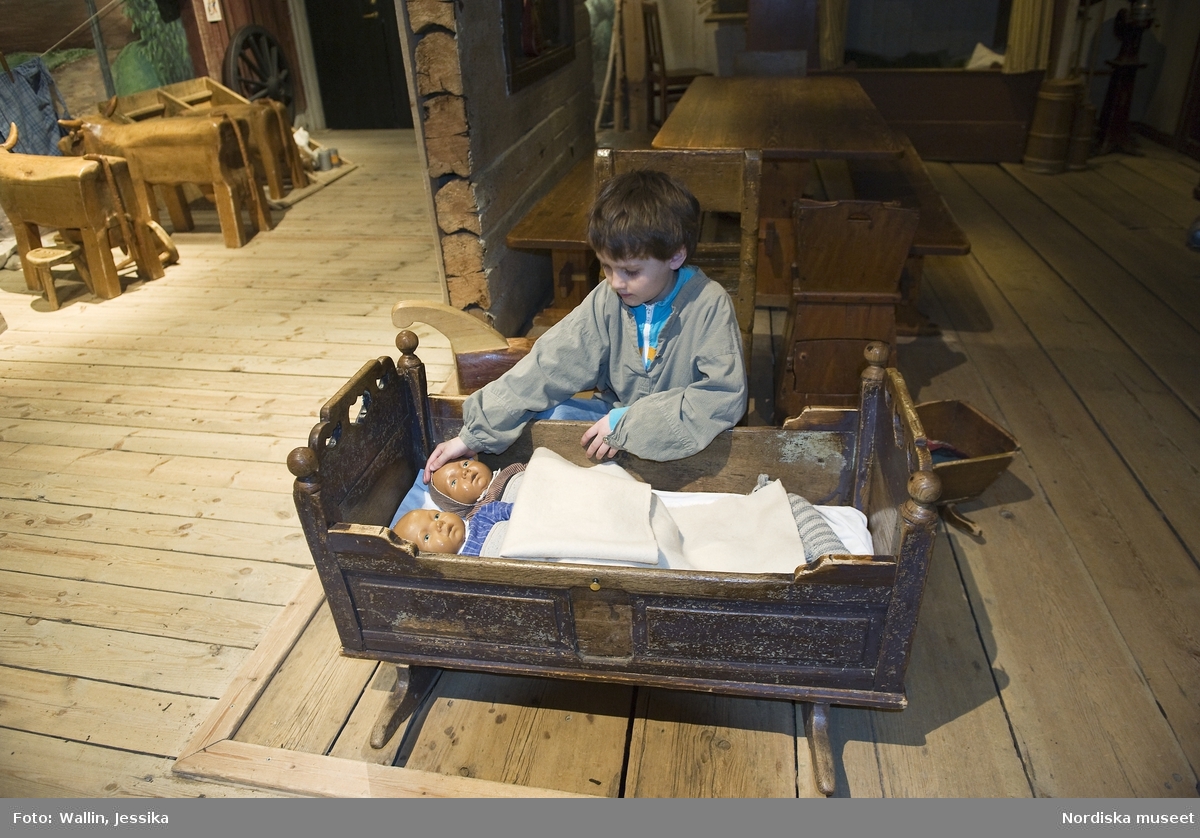 Lekstugan i Nordiska museet. Emil 7 år leker.