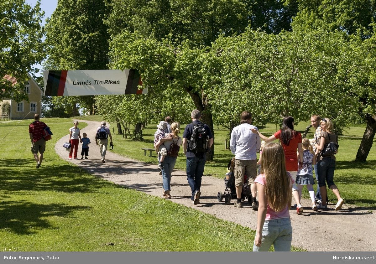 Julita gård, sommarsäsong. Park och utomhusmiljöer med besökare. Banderoll för "Linnés Tre Riken", bollspel. Juni 2007. 