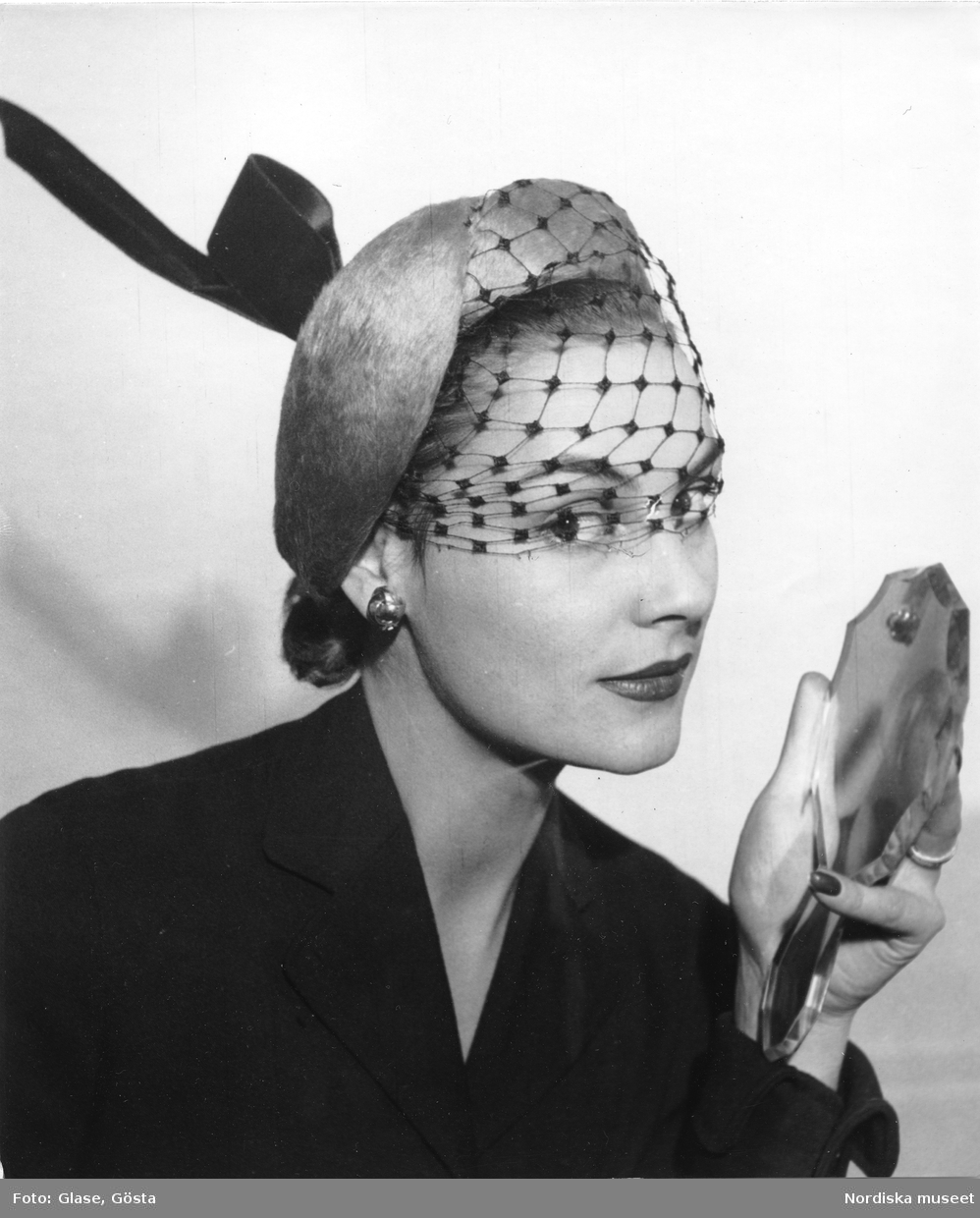 Dammode. Kvinna med hatt och handspegel.