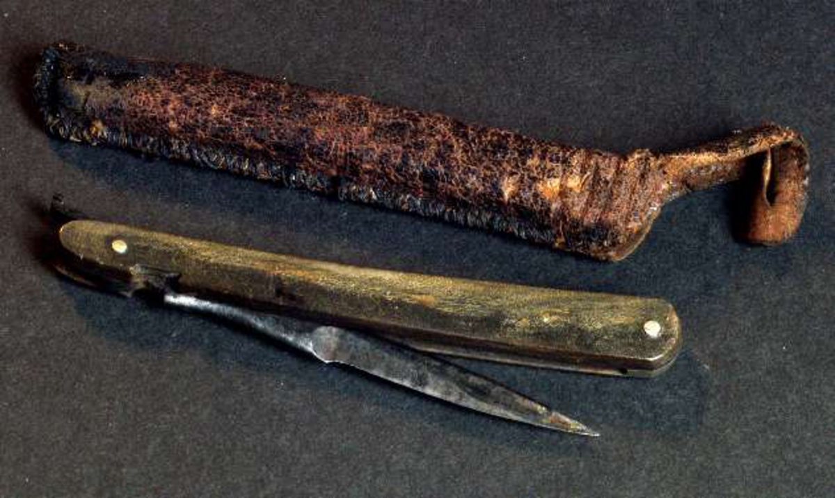 Dissektionskniv, skaft av trä, knivblad av stål med stämpeln "NYMAN". Fodral av läder.

