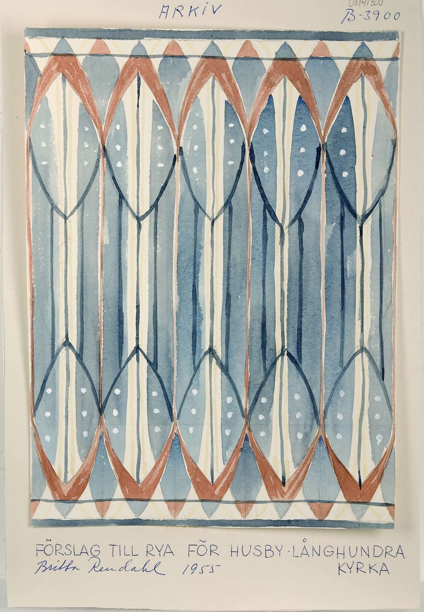 Tre skissförslag till mattor i bland annat blått och rödbrunt. Skisserna är gjorda med vattenfärg på papper som sedan klistrats upp på kartongblad. På kartongbladen står "ARKIV B-3900 FÖRSLAG TILL KORMATTA I RYA FÖR HUSBY-LÅNGHUNDRA KYRKA Komp. Britta Rendahl 1955".