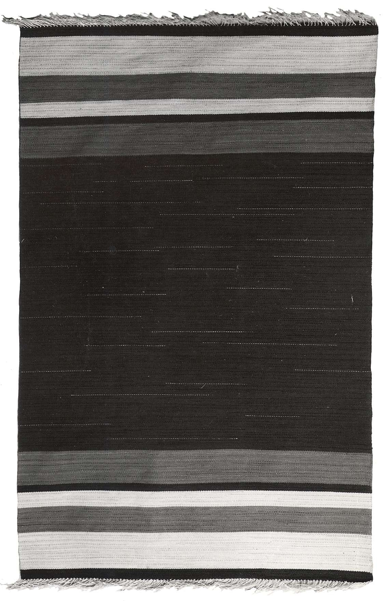 Svartvitt fotografi av hårgarnsmatta. Fotografiet är klistrat på ett 22 x 28 cm grått kartongblad. I övre högra hörnet står "B-1375".