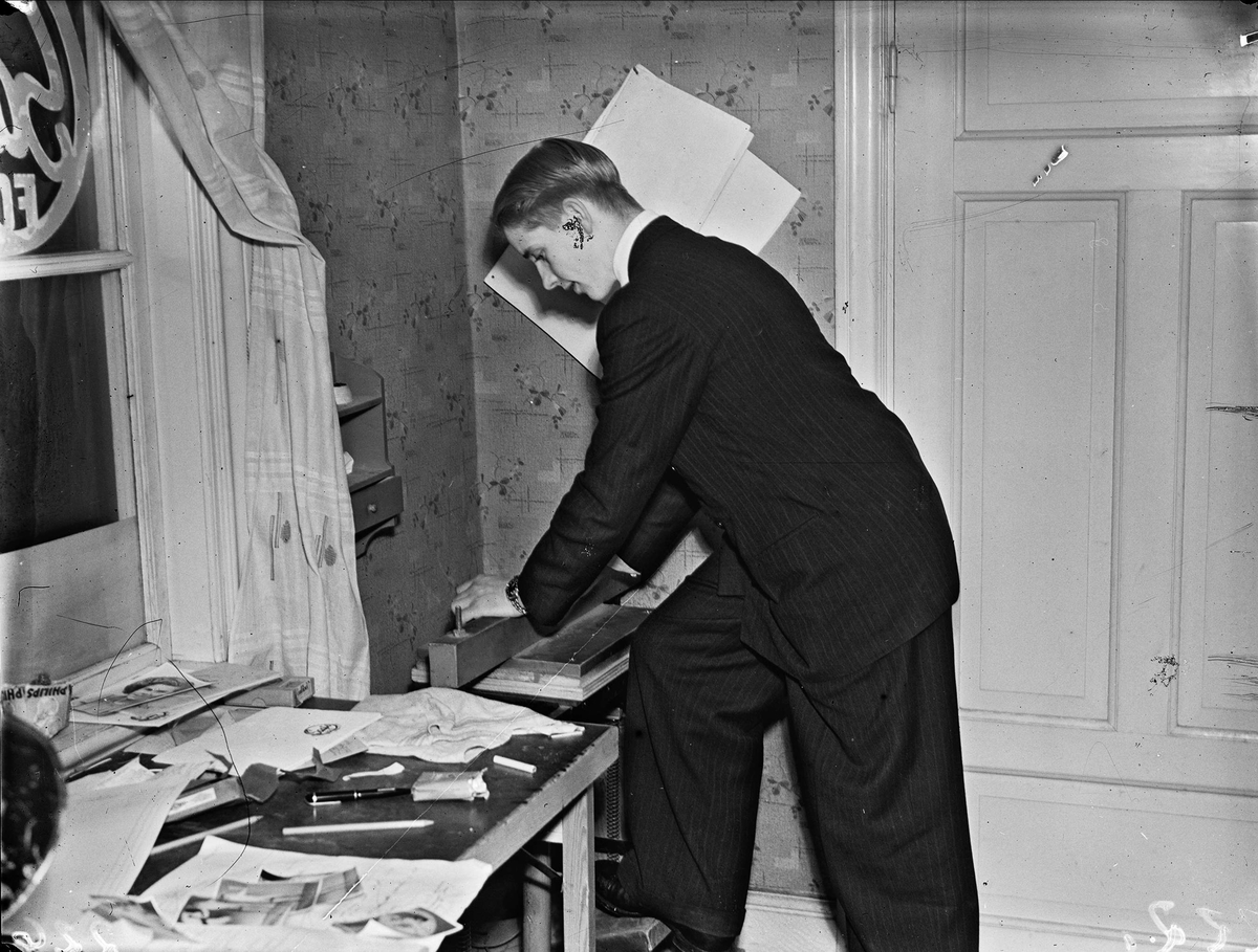 Ung man i arbete på Sagis Foto, Kungsängsgatan 7, Uppsala 1947