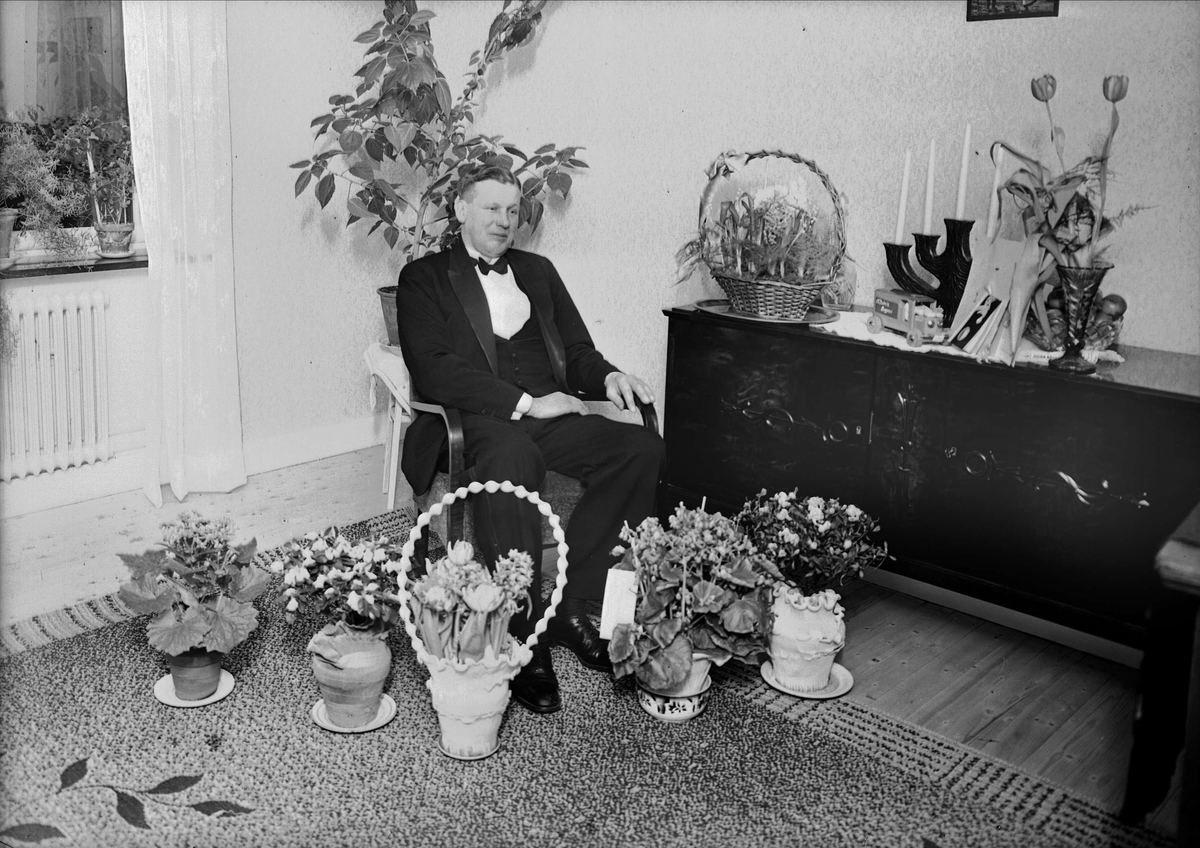 Födelsedagsporträtt - man i hemmiljö, Uppsala 1940