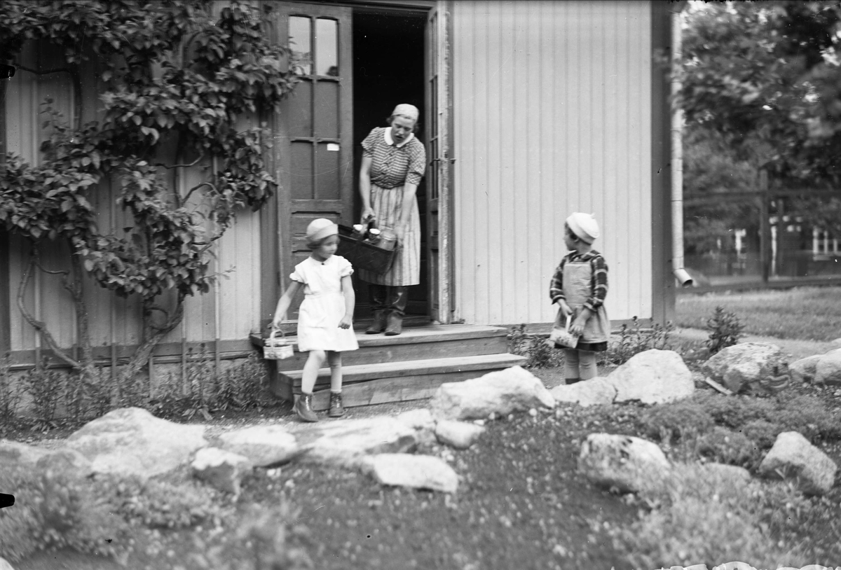 Kvinna och barn på Kumlans Lanthushållsskola, Tensta socken, Uppland 1937