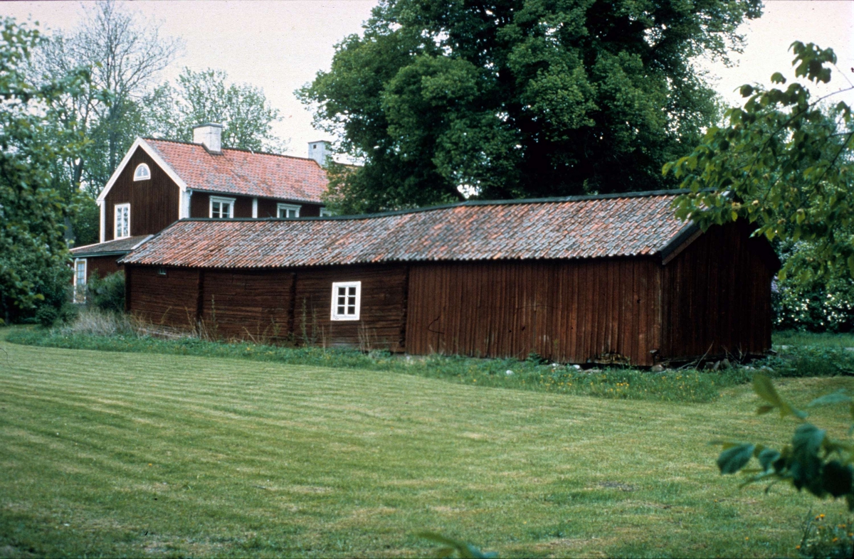 Uthuslänga vid Hacksta prästgård, Hacksta socken, Uppland juni 1981