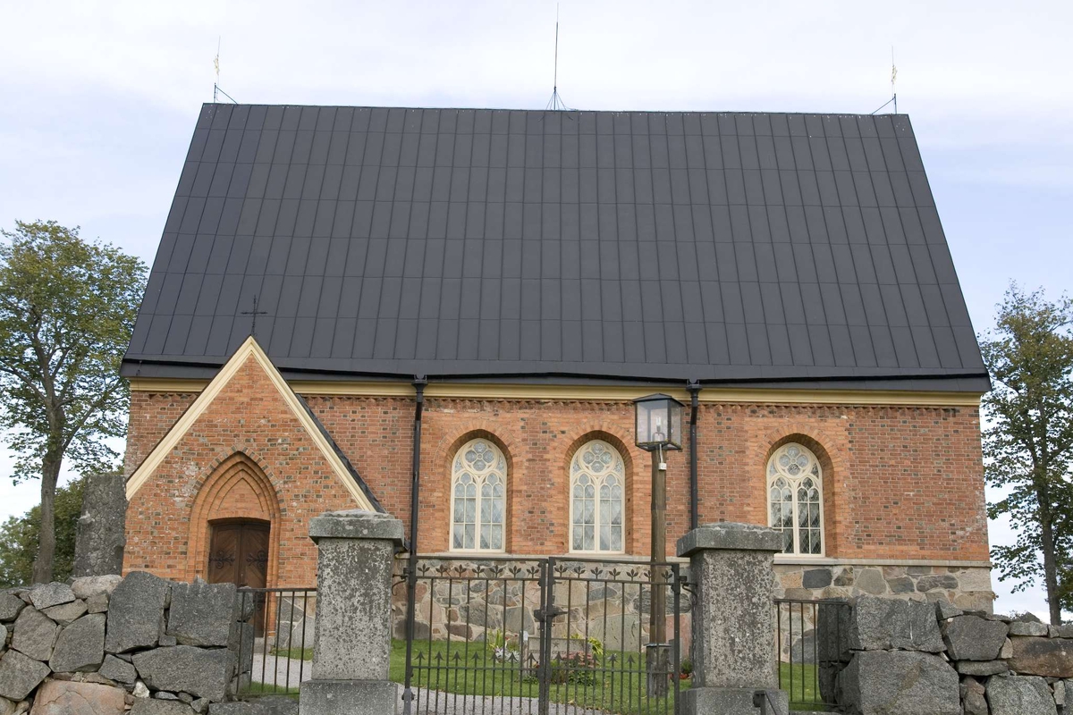 Tuna kyrka, Tuna socken, Uppland 2009. Vy från söder efter att taket försetts med ny skivtäckning av galvaniserad plåt som målats med svart linoljefärg. 