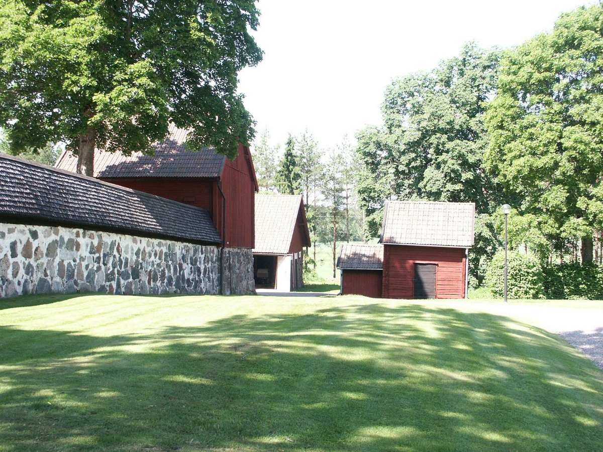 Bogårdsmur och bodar vid Vendels kyrka, Uppland 2003   