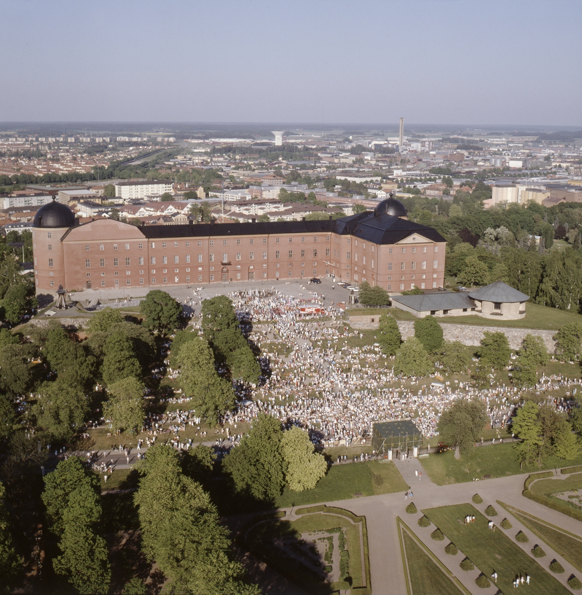 Vy över Uppsala slott, Slottsparken och Botaniska trädgården, Uppsala, juni 1989