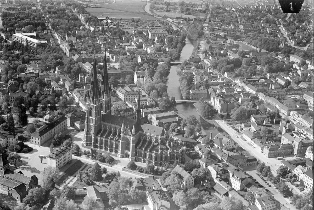 Flygfoto över Uppsala med Uppsala domkyrka och Fyrisån 1936