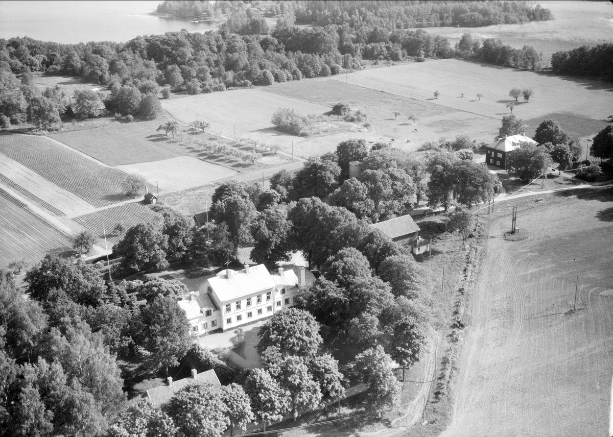 Flygfoto över Lindormsnäs gård, Låssa socken, Uppland 1963
