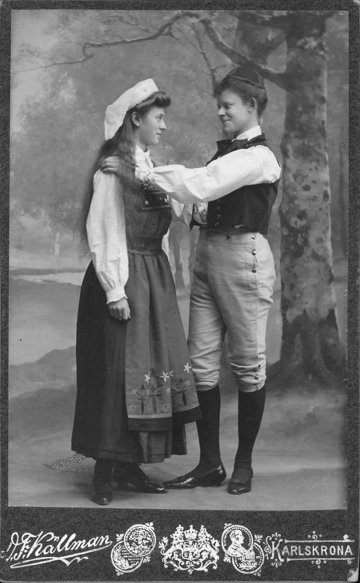 Kabinettsfotografi - Malin Ulfson och Nils Bondeson i folkdräkt, år 1905
