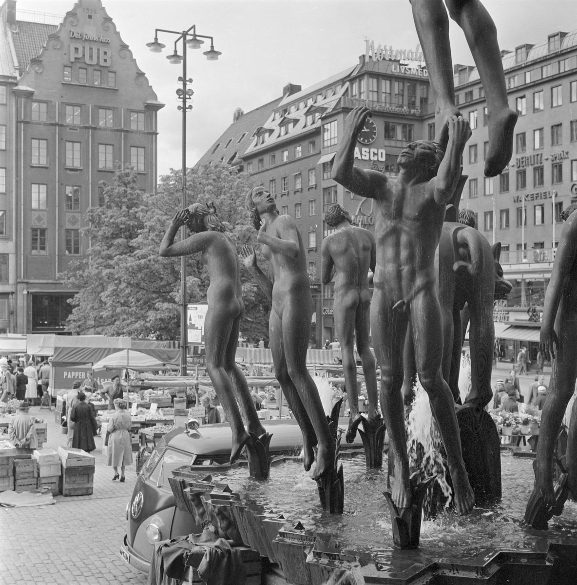 Fontänskulptur Orfeusgruppen av Carl Milles framför Konserthuset på Hötorget i Stockholm