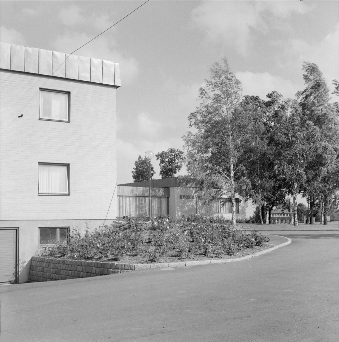 Storgården med post, hälsocentral, bibliotek och pastorsexpedition i Gamla Uppsala