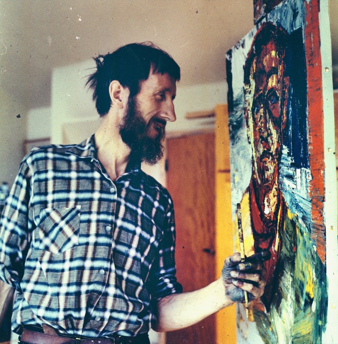 Konstnär Ragnar Johansson i arbete med att avbilda fotograf Gunnar Sundgren i sin ateljé, Härjedalen