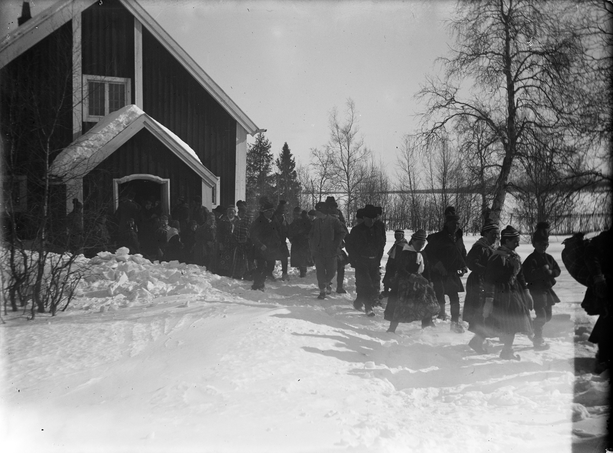 Samer på väg ut ur Jukkasjärvi kyrka, Jukkasjärvi, Lappland