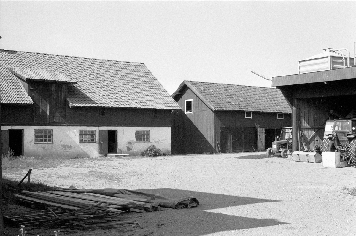 Ladugård och magasin, Åkerby 1:2, Åkerby, Börje socken, Uppland 1983
